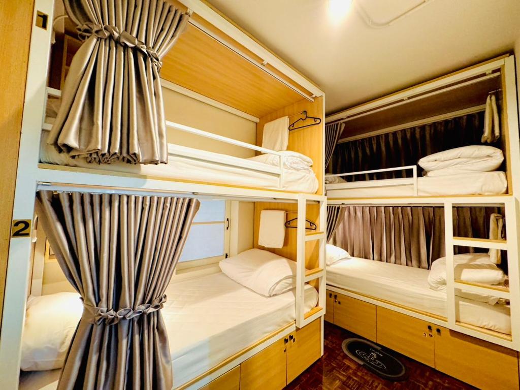 una habitación con tres literas en una casa en Charming Hostel, en Bangkok