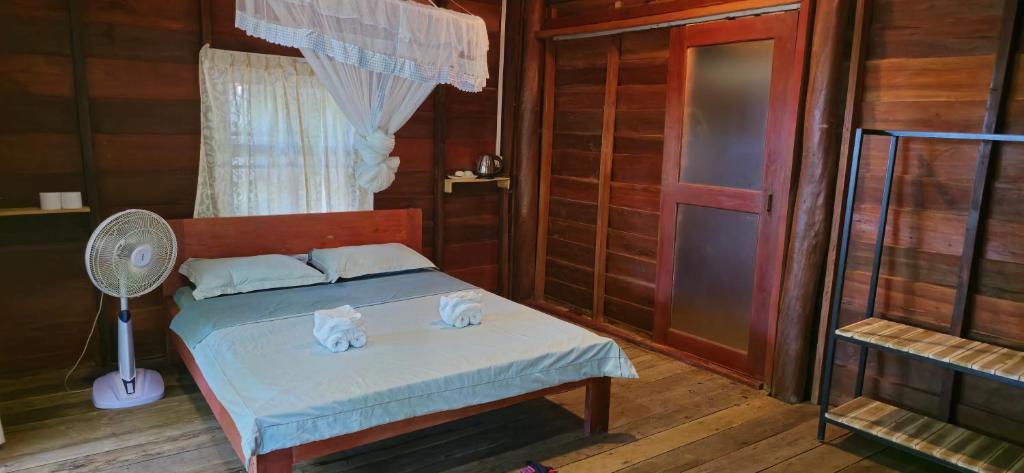 Postel nebo postele na pokoji v ubytování Sambath Sakseth Bungalow