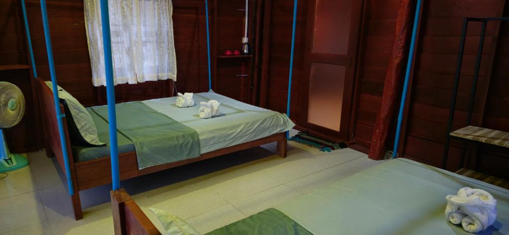 Postel nebo postele na pokoji v ubytování Sambath Sakseth Bungalow