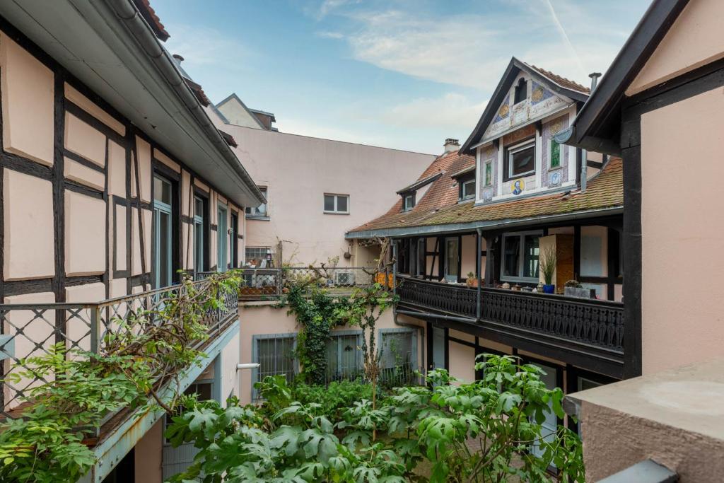 un immeuble d'appartements avec balcon et plantes dans l'établissement La Kokot d'Alsace 2P centrę ville proximité Cathédrale, à Strasbourg