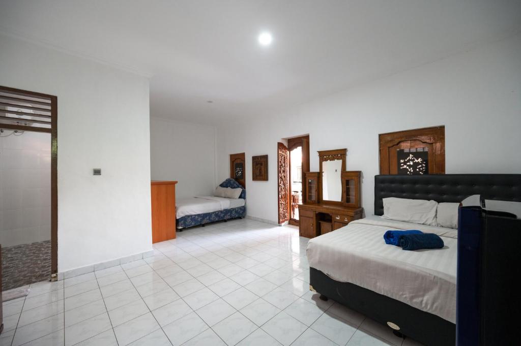 Ceria Guesthouse Seminyak Mitra RedDoorz - Family Room
