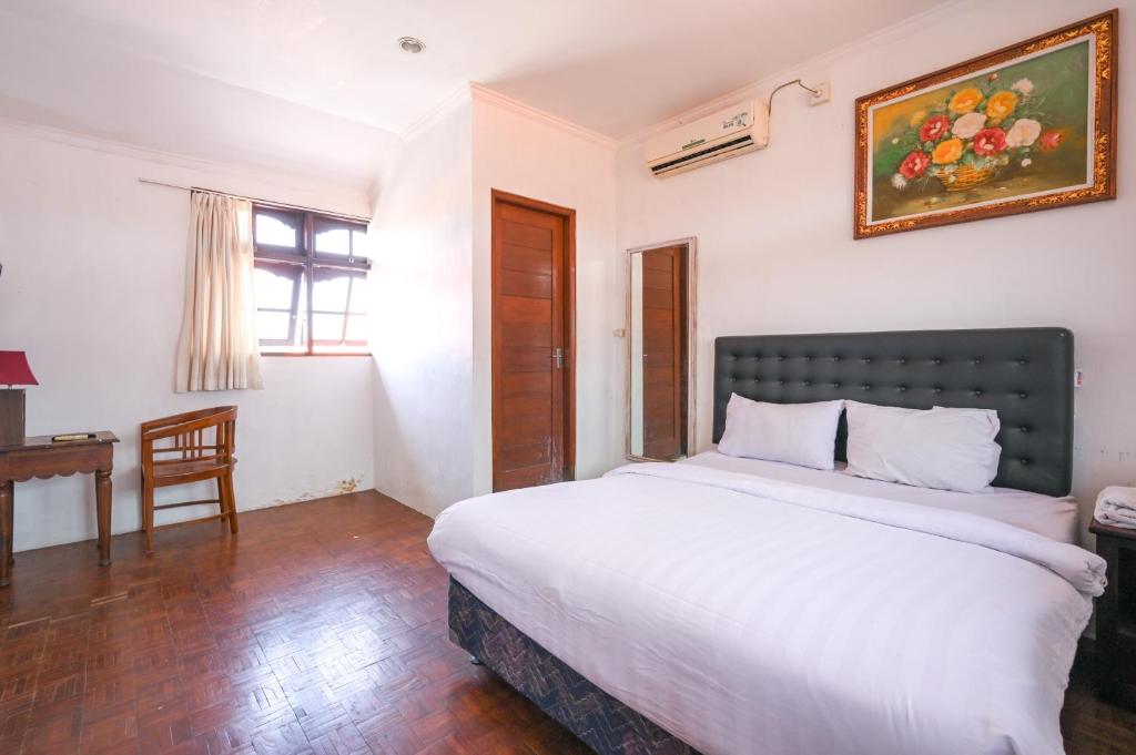 Ceria Guesthouse Seminyak Mitra RedDoorz - Deluxe Double Room