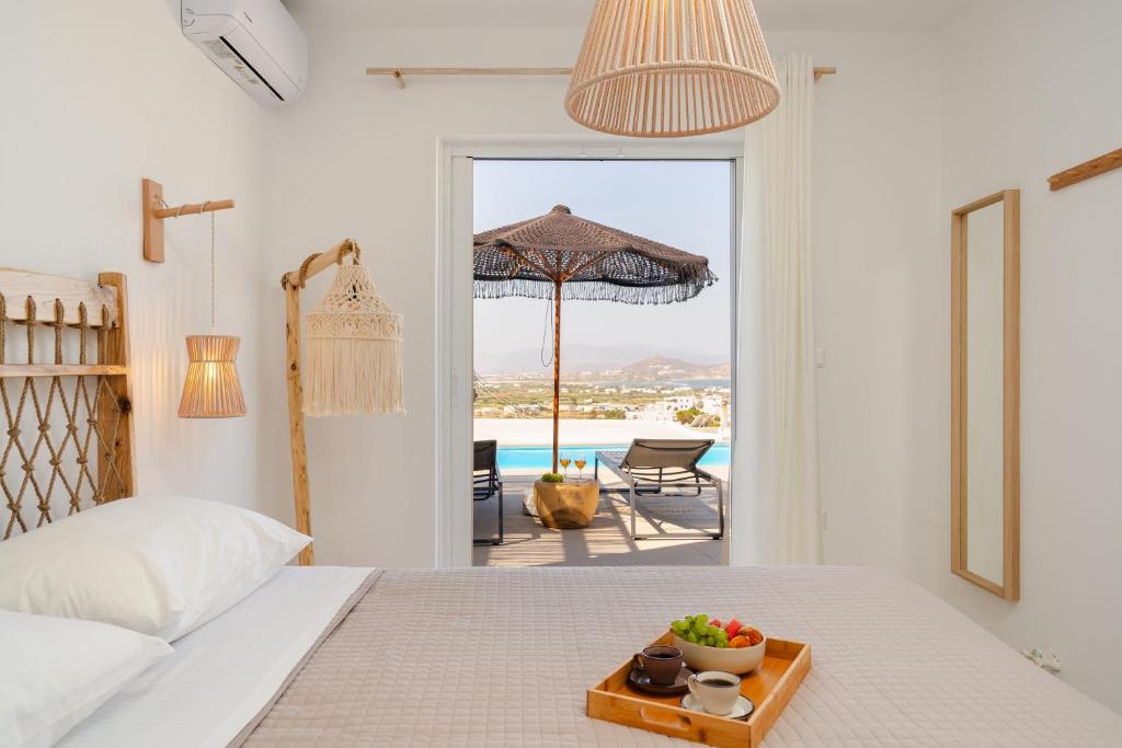 Postel nebo postele na pokoji v ubytování Pleiades Villas Naxos