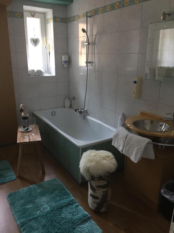 Koupelna v ubytování Landgasthof Lenzer