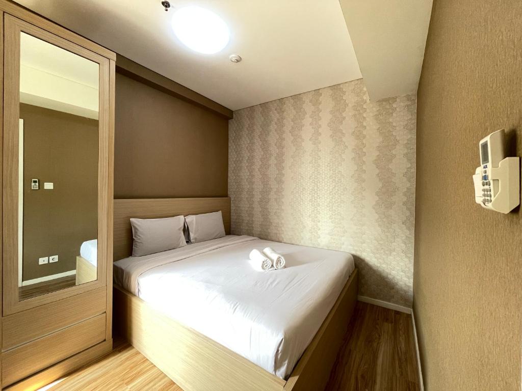 Ένα ή περισσότερα κρεβάτια σε δωμάτιο στο Luxury and Spacious 1BR Apartment at Parahyangan Residence Bandung By Travelio