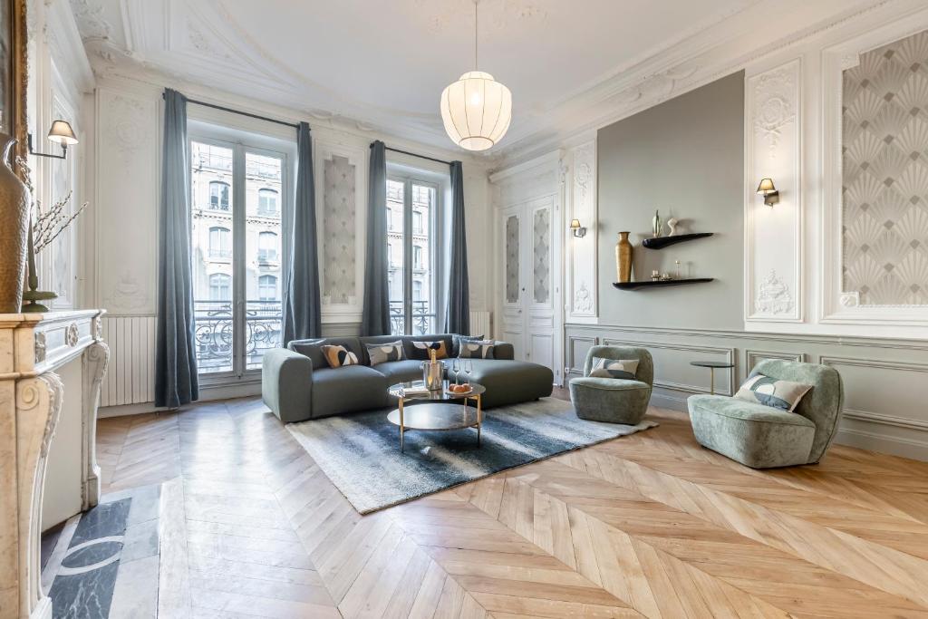 un salon avec un canapé, des chaises et une table dans l'établissement Sweett - Rue Saint-Lazare, à Paris