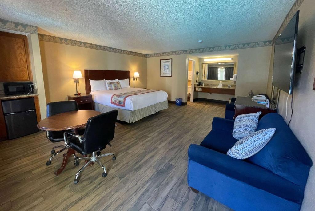 Travelodge by Wyndham Costa Mesa Newport Beach Hacienda photo