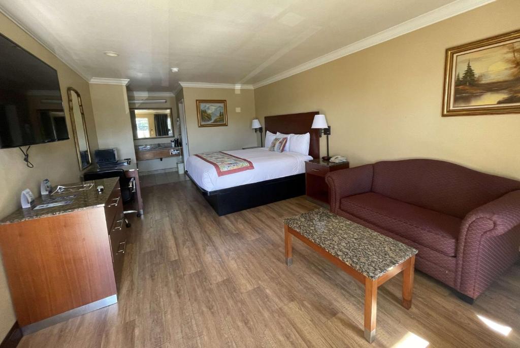 Travelodge by Wyndham Costa Mesa Newport Beach Hacienda photo