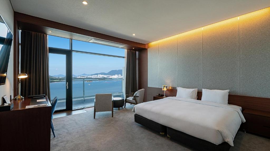 Uma cama ou camas num quarto em Hotel JCS Yeosu
