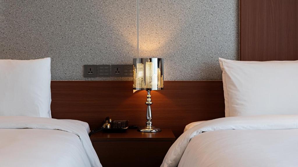 Uma cama ou camas num quarto em Hotel JCS Yeosu