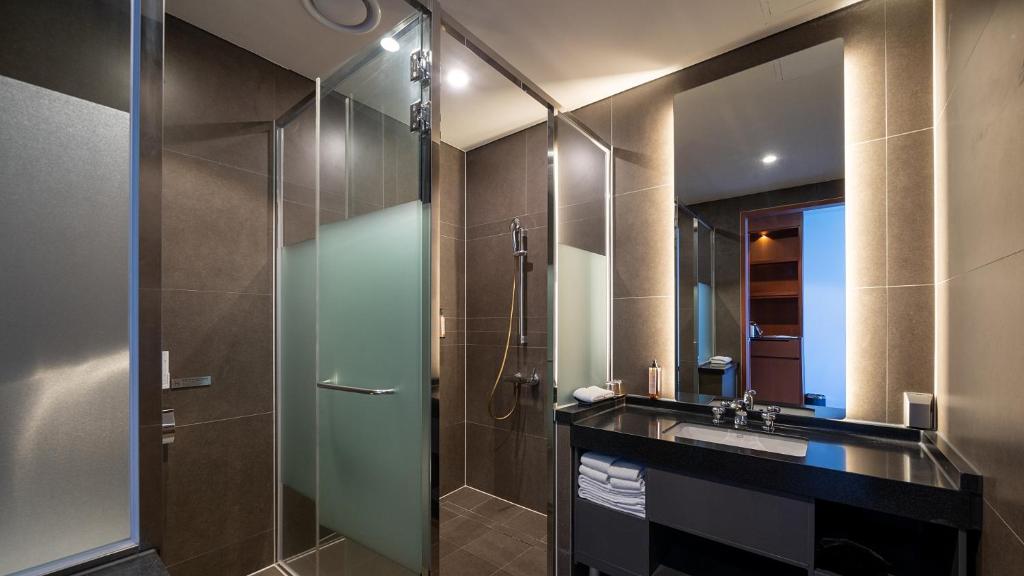 Uma casa de banho em Hotel JCS Yeosu