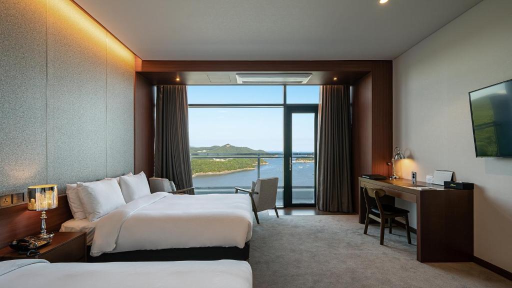 Uma cama ou camas num quarto em Hotel JCS Yeosu