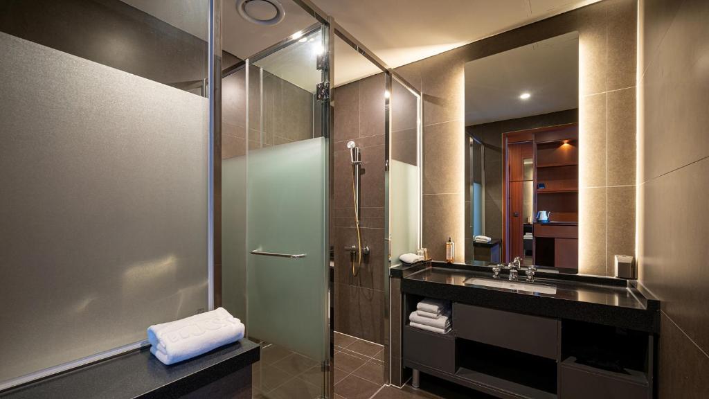 Uma casa de banho em Hotel JCS Yeosu