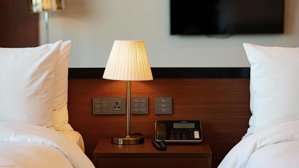 Uma cama ou camas num quarto em Hotel JCS Yeosu