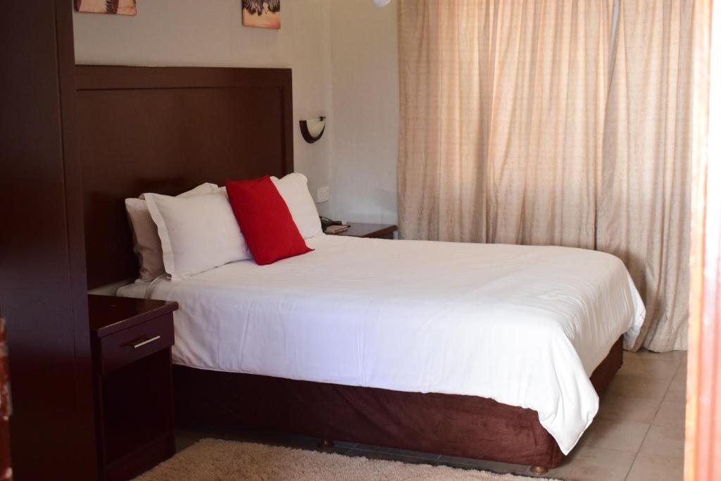 Postel nebo postele na pokoji v ubytování Wingate Hotel