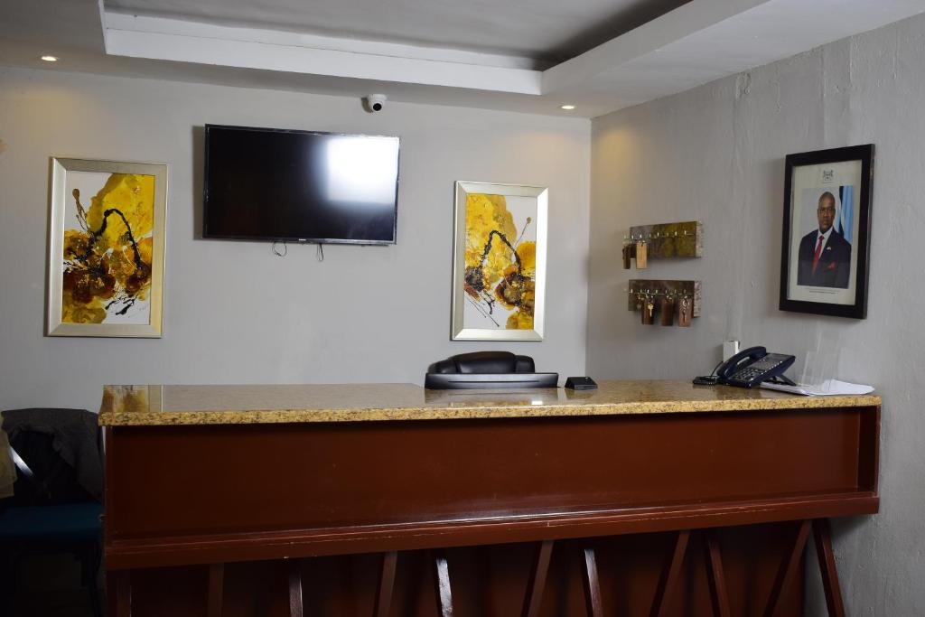 TV a/nebo společenská místnost v ubytování Wingate Hotel