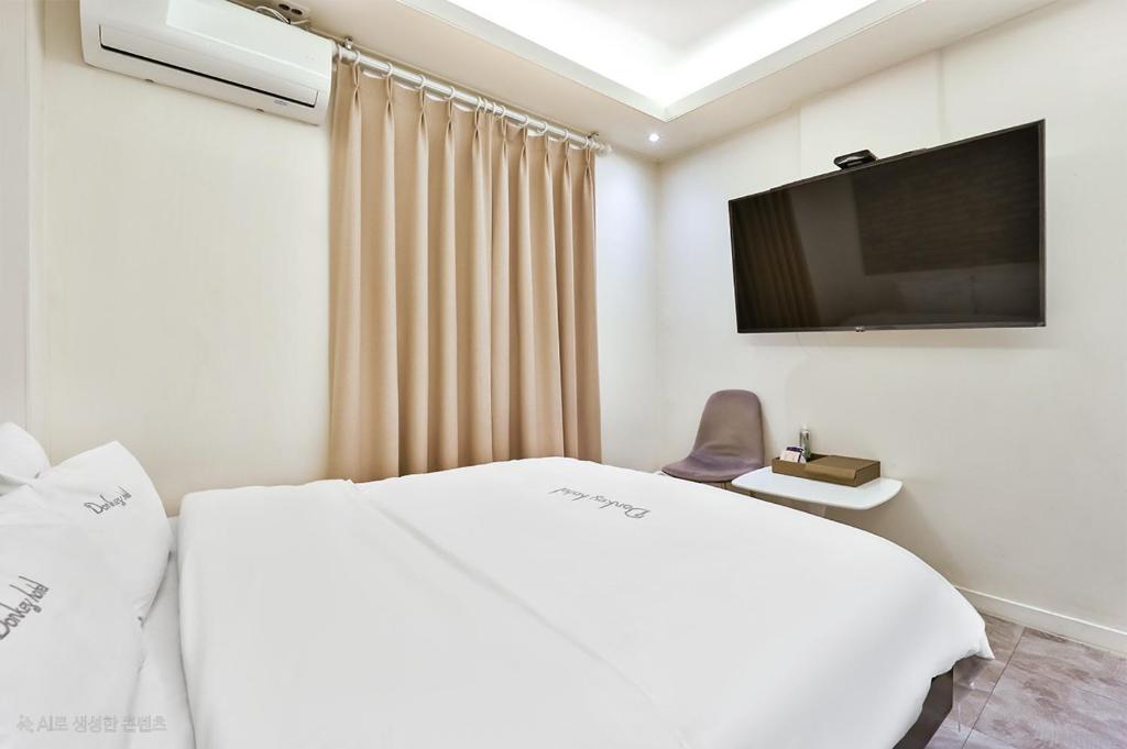 TV a/nebo společenská místnost v ubytování Incheon DK Hotel