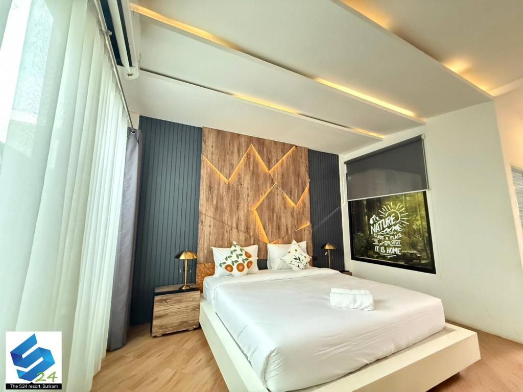 Postel nebo postele na pokoji v ubytování The S24 Resort Buriram