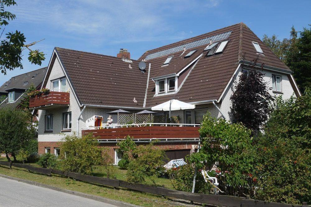 a large house with a brown roof at Kiebitzei in Wittdün