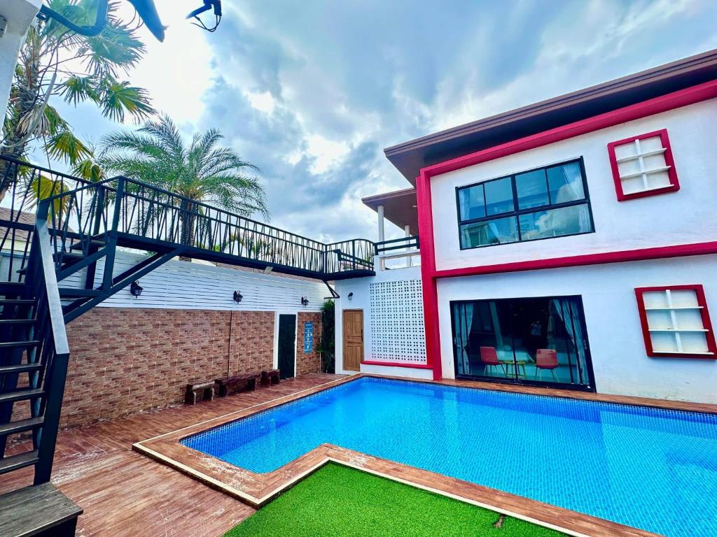 Bazén v ubytování Virawan home villa ที่พักเกาะล้าน nebo v jeho okolí
