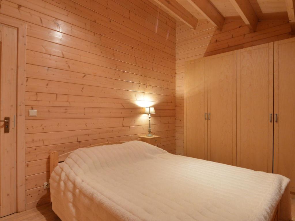 Postel nebo postele na pokoji v ubytování Chalet in a peaceful location near Nijlen
