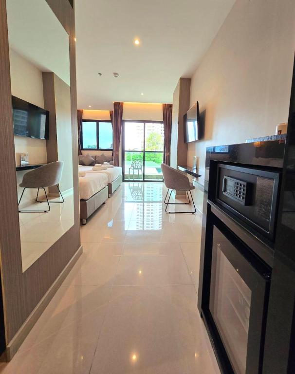 Kuchyň nebo kuchyňský kout v ubytování THE TJ HOTEL Pattaya