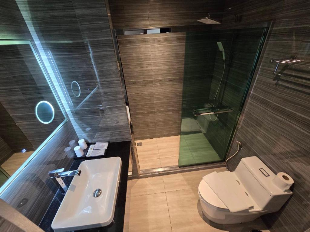 Koupelna v ubytování THE TJ HOTEL Pattaya