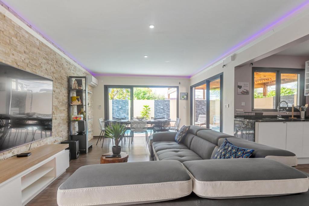 Posezení v ubytování Les Villas Jasmin Standing Piscine Chauffée Jacuzzi 5 Ch 14 Pers