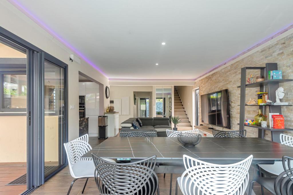 Posezení v ubytování Les Villas Jasmin Standing Piscine Chauffée Jacuzzi 5 Ch 14 Pers
