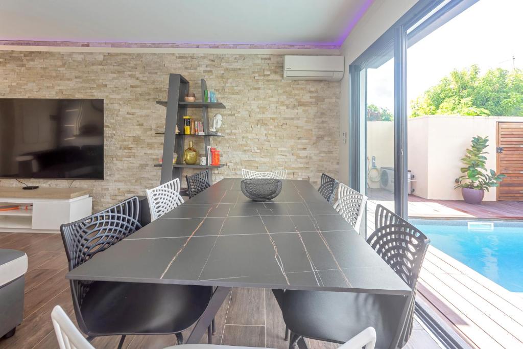 Bazén v ubytování Les Villas Jasmin Standing Piscine Chauffée Jacuzzi 5 Ch 14 Pers nebo v jeho okolí