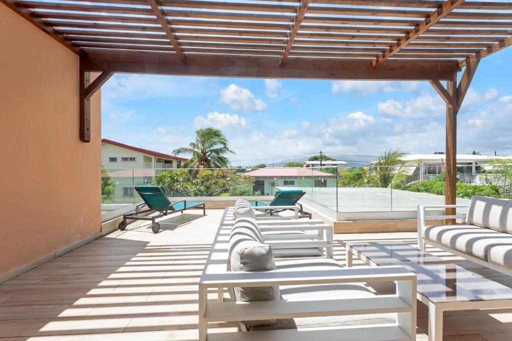 Balkón nebo terasa v ubytování Les Villas Jasmin Standing Piscine Chauffée Jacuzzi 5 Ch 14 Pers
