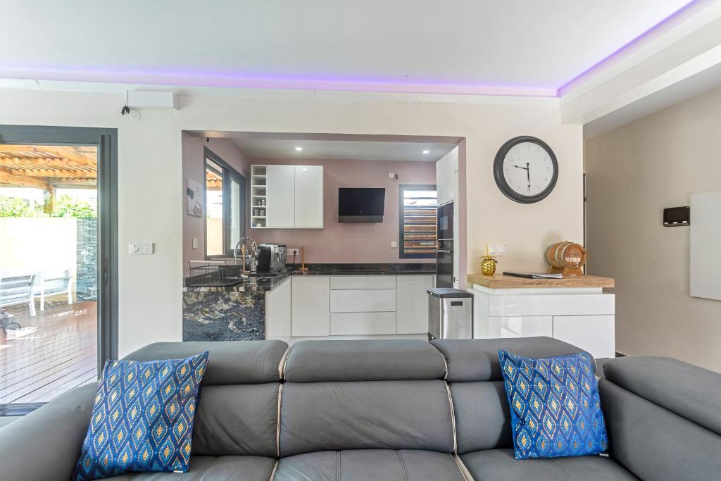Kuchyň nebo kuchyňský kout v ubytování Les Villas Jasmin Standing Piscine Chauffée Jacuzzi 5 Ch 14 Pers