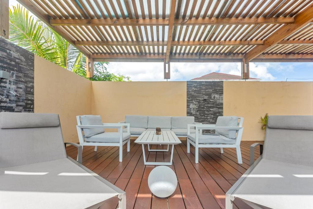 Posezení v ubytování Les Villas Jasmin Standing Piscine Chauffée Jacuzzi 5 Ch 14 Pers