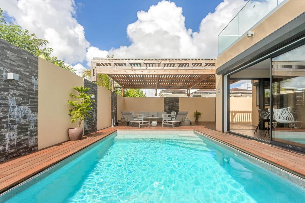 Bazén v ubytování Les Villas Jasmin Standing Piscine Chauffée Jacuzzi 5 Ch 14 Pers nebo v jeho okolí