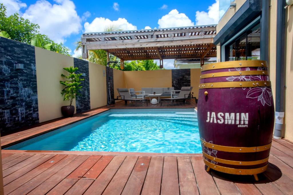 Bazén v ubytování Les Villas Jasmin Standing Piscine Chauffée Jacuzzi 5 Ch 14 Pers nebo v jeho okolí