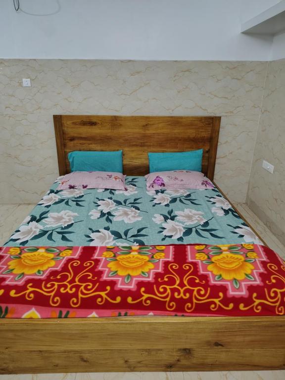 Postel nebo postele na pokoji v ubytování Gourinandan lodge