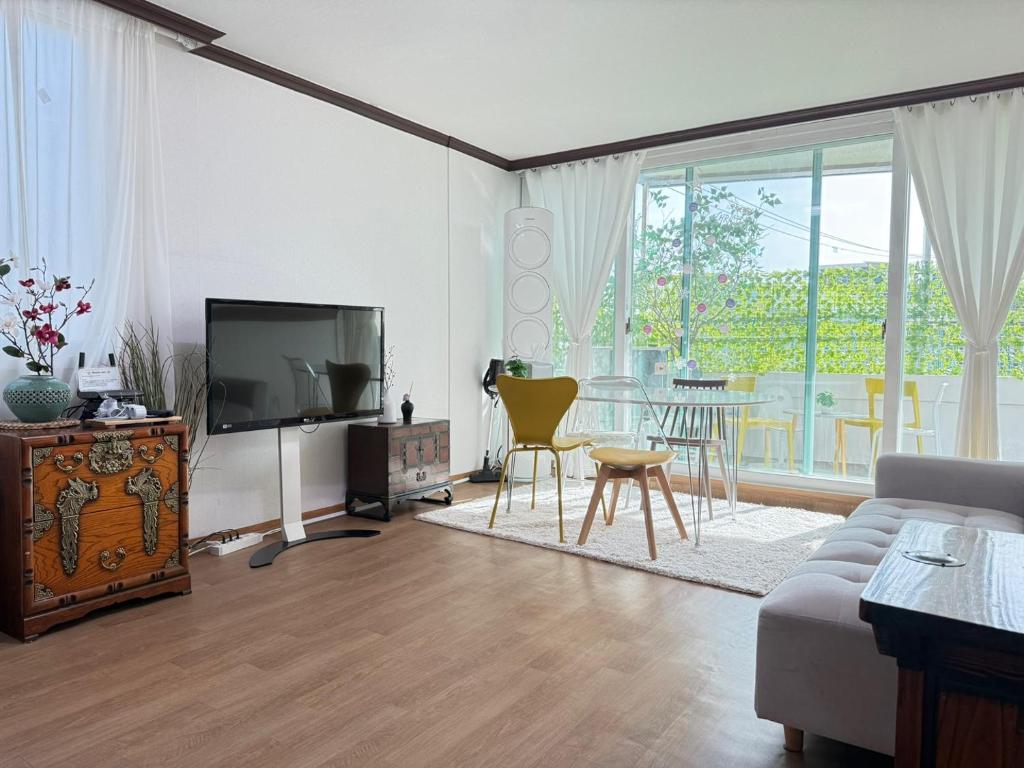 Et tv og/eller underholdning på Cheong Un Gak