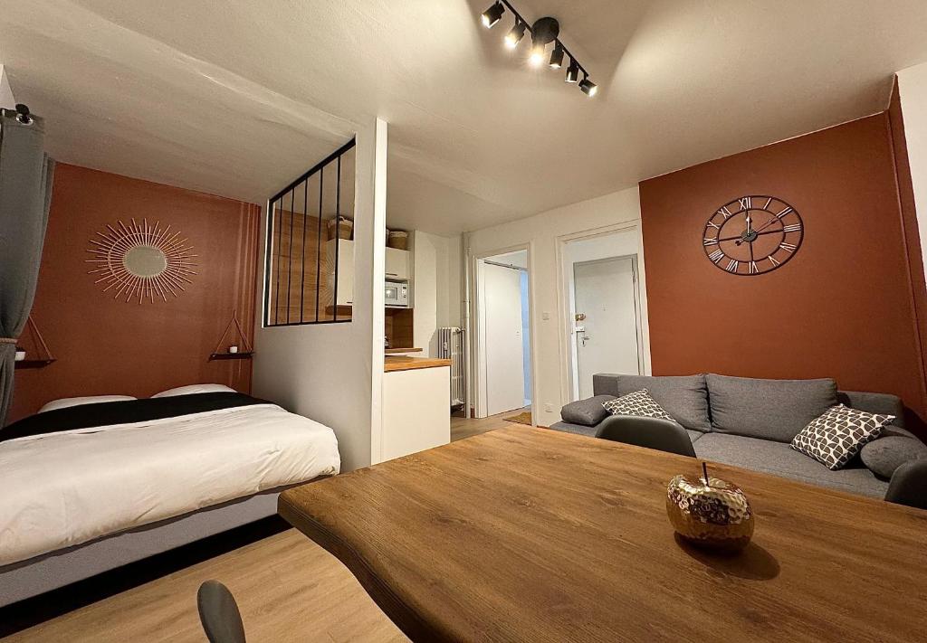 une chambre avec un lit et une table dans une pièce dans l'établissement Appartement au centre ville, à Strasbourg