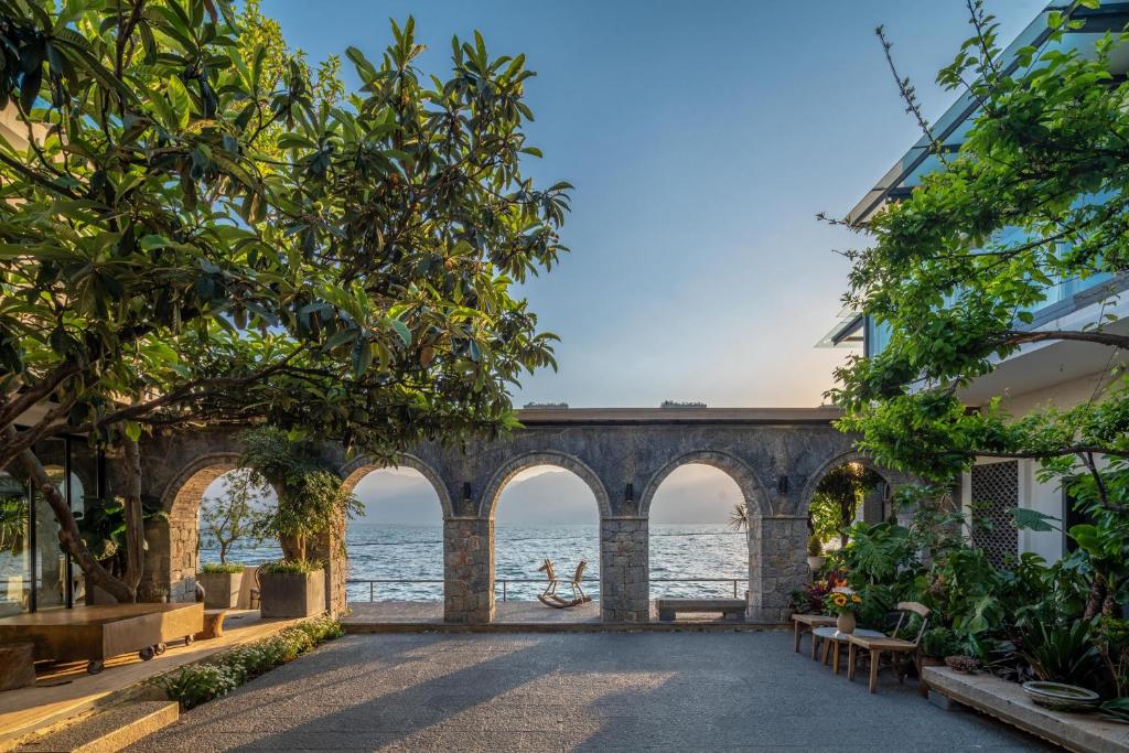 a building with a view of the ocean at Dali Lanting Seaview Hotel in Dali