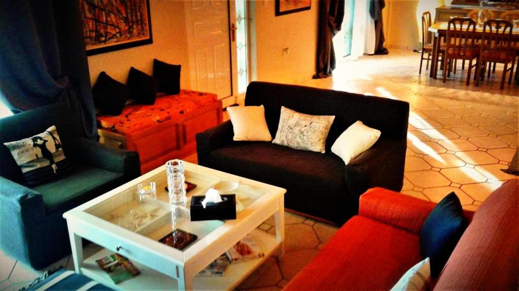 Χώρος καθιστικού στο Villa "Eva" - Entire Beachfront Holiday Home - 4S