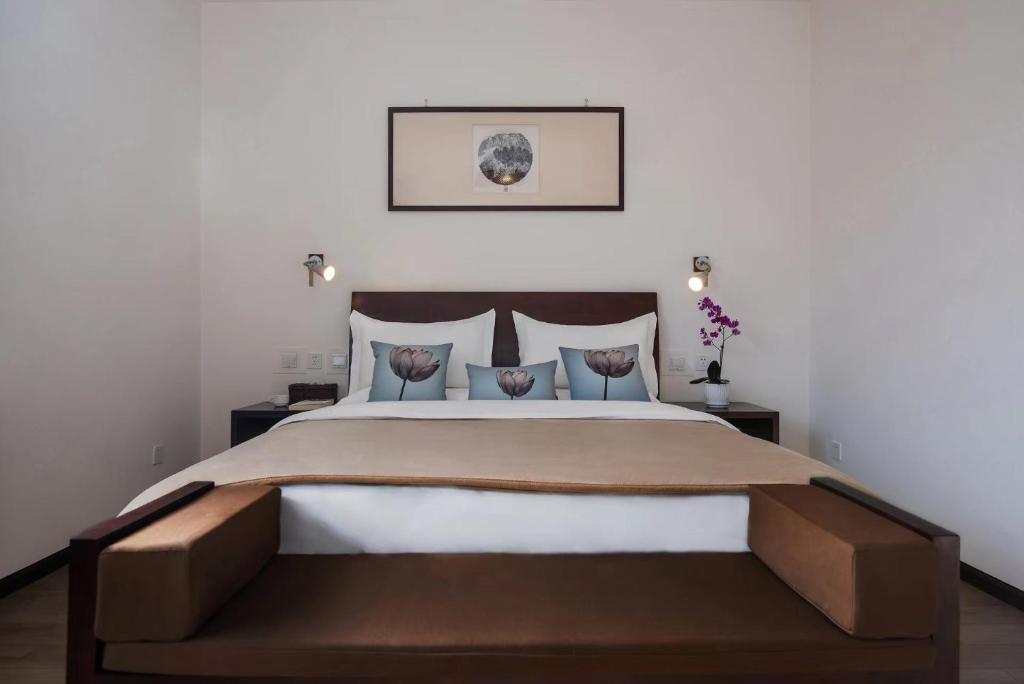 Postel nebo postele na pokoji v ubytování Dali Yanyuan Erhai Retreat