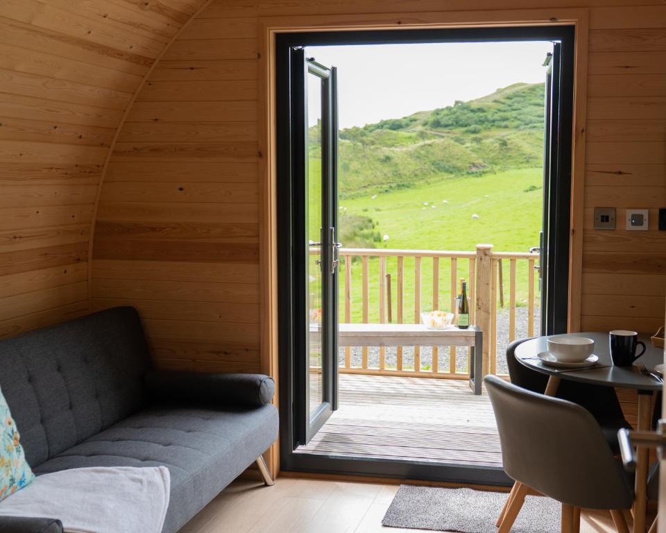 Balkón nebo terasa v ubytování NEW Countryside Farm Pod on Isle of Seil