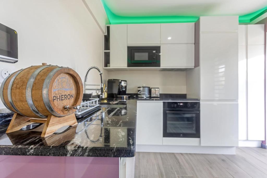 Kuchyň nebo kuchyňský kout v ubytování Villa Pheron - De standing - Jacuzzi 5 Personnes