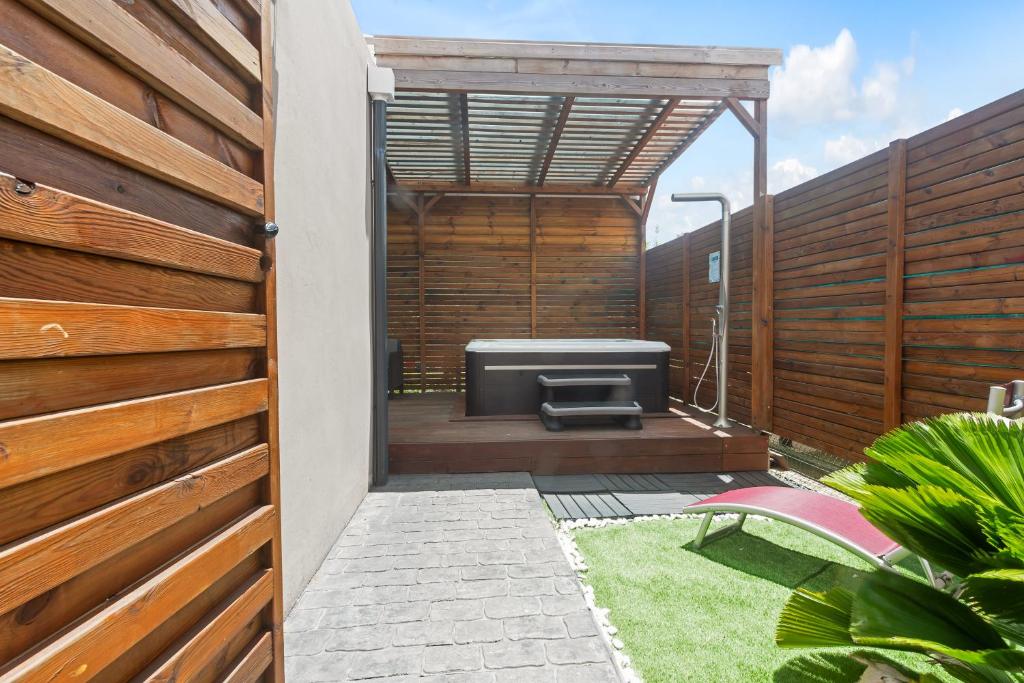 Zahrada ubytování Villa Pheron - De standing - Jacuzzi 5 Personnes