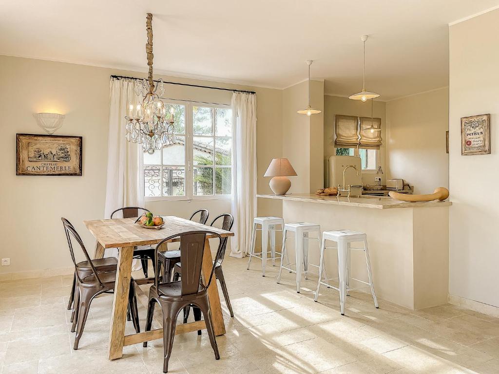 une cuisine et une salle à manger avec une table et des chaises dans l'établissement Villa Miradou - pool, sea and valley view, renovated villa, à Saint-Paul-de-Vence