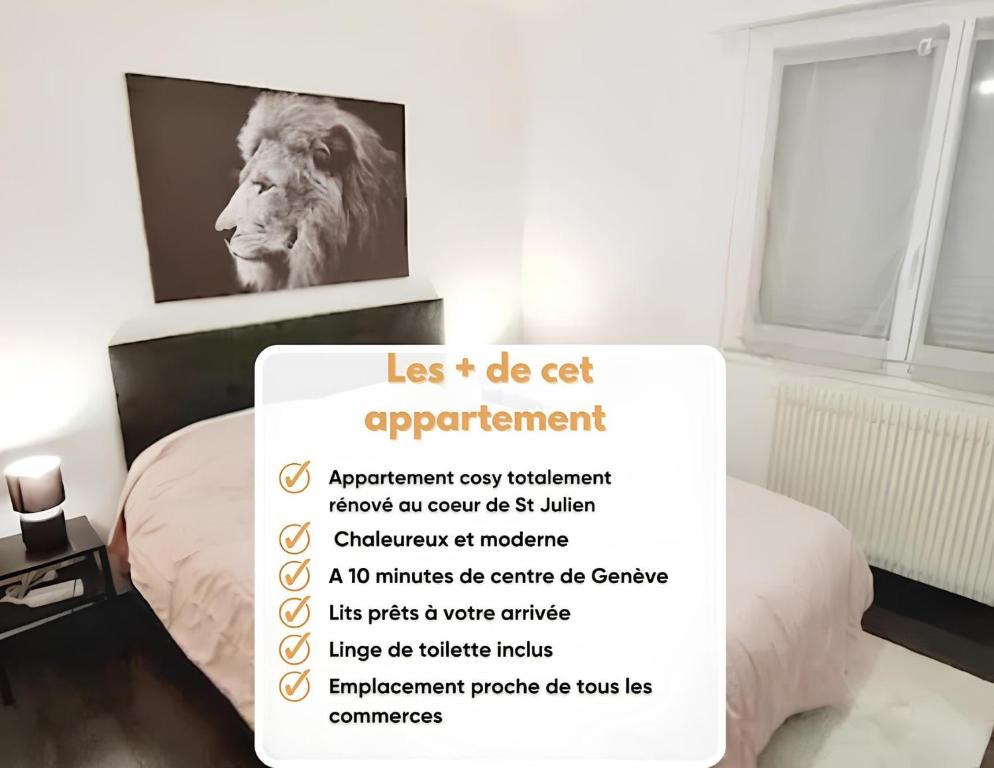 un panneau devant un lit avec une photo d'un lion dans l'établissement Escapade Confort au Cœur de la Ville Cosy&Moderne, à Saint-Julien-en-Genevois