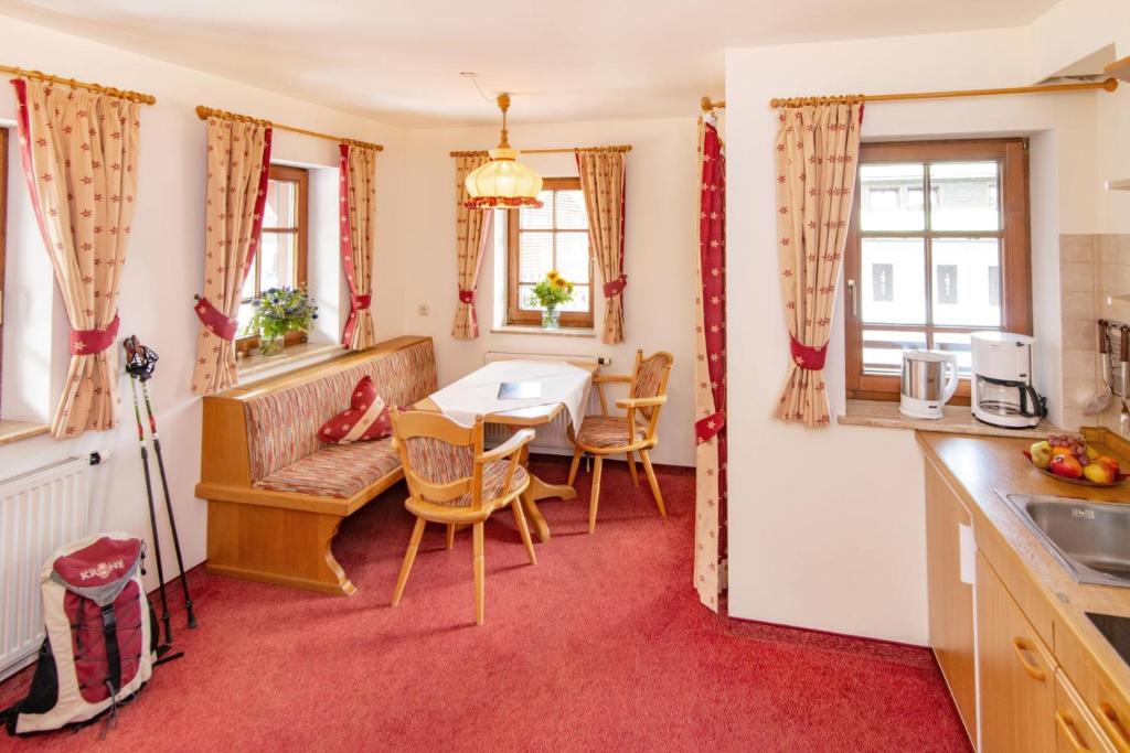 Kuchyň nebo kuchyňský kout v ubytování Hotel Alte Krone