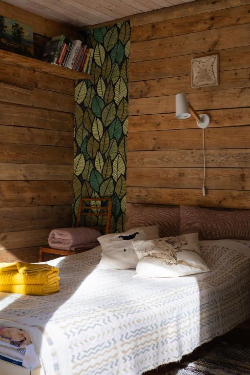 Postel nebo postele na pokoji v ubytování Ennu’s hut