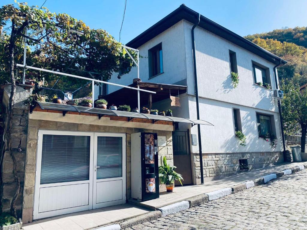 a small house with a garage at Къща за гости Василеви in Bratsigovo