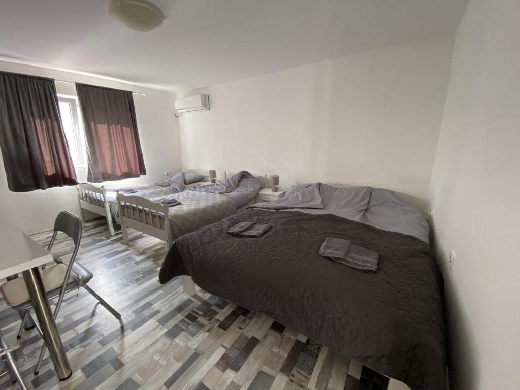 Postel nebo postele na pokoji v ubytování Studio Banjica